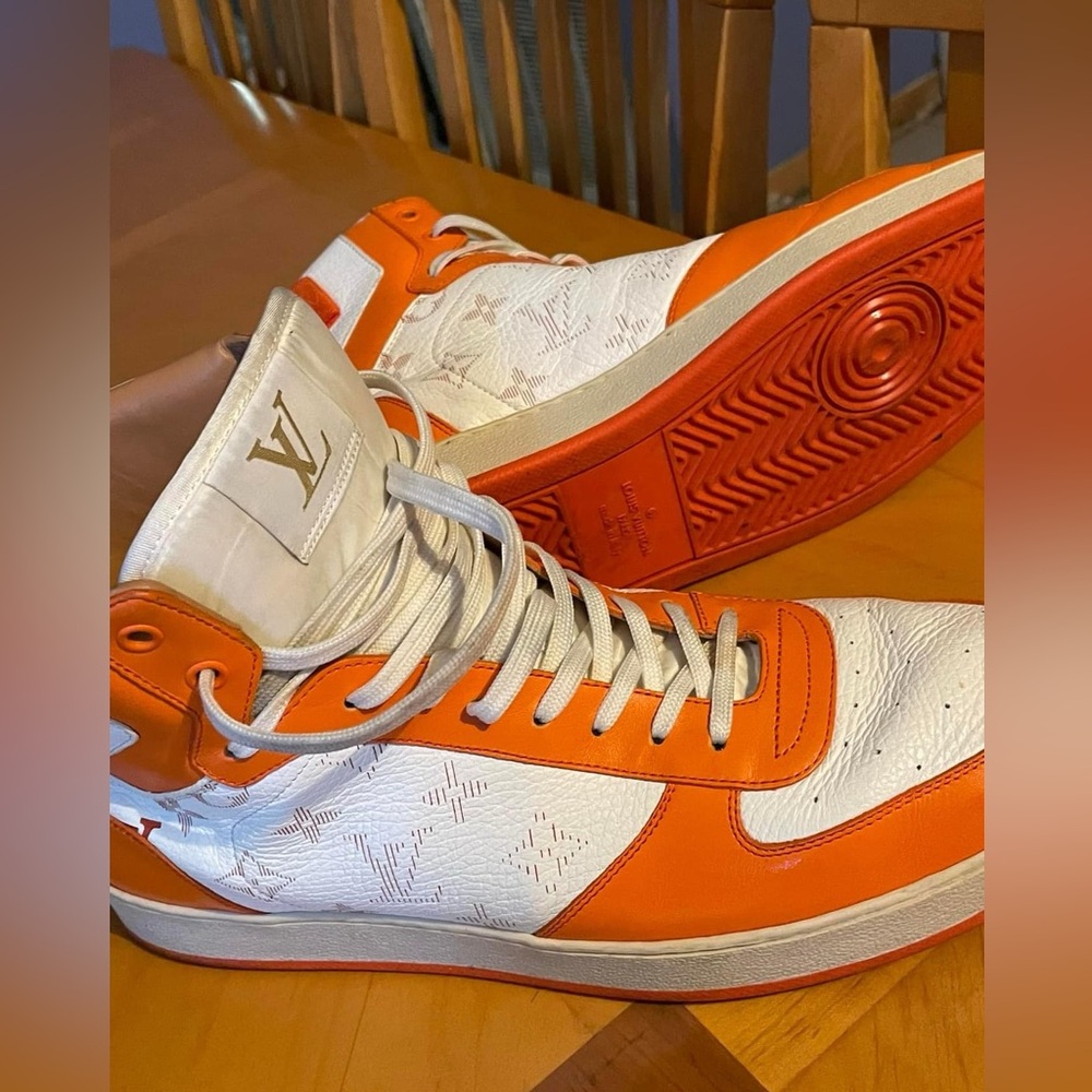 LOUIS VUITTON MEN SNEAKER SIZE 10